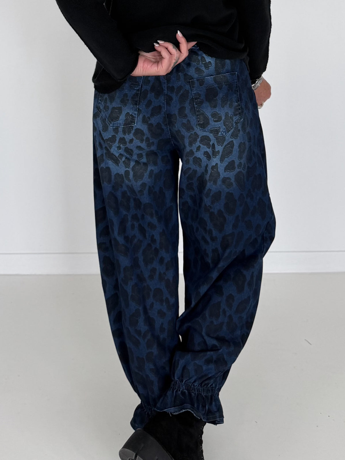 Jeans-Pumphose im Allover-Leoprint mit Gürtel - dark-denim