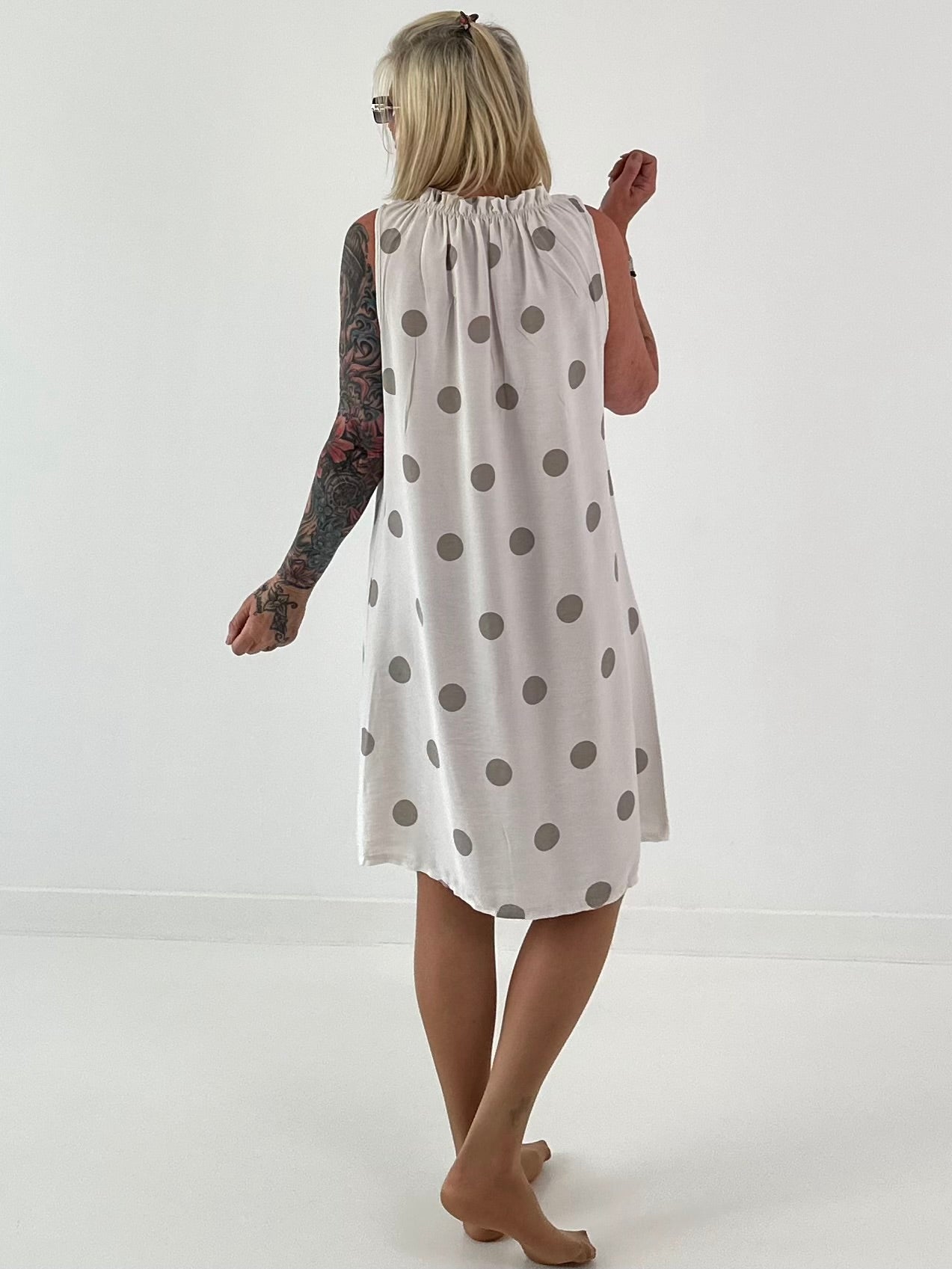 Tupfen Kleid mit Rüschenkragen - beige