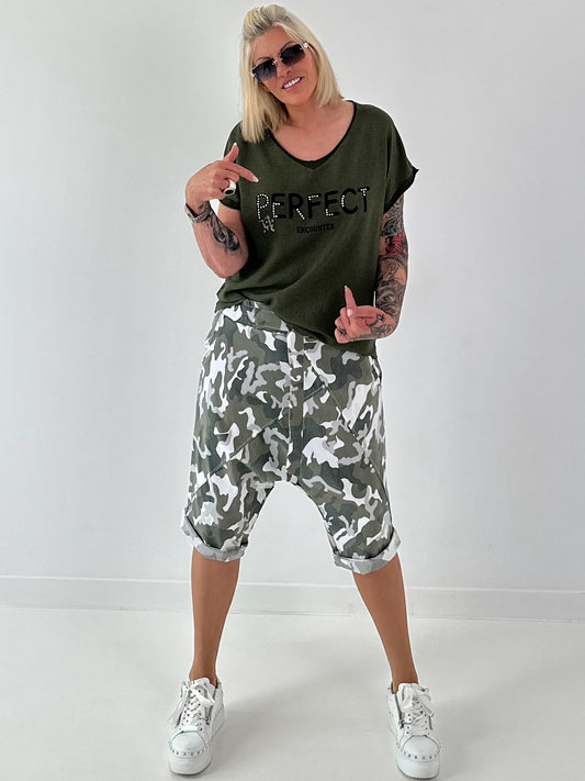 T-Shirt in edlem Materialmix - oliv