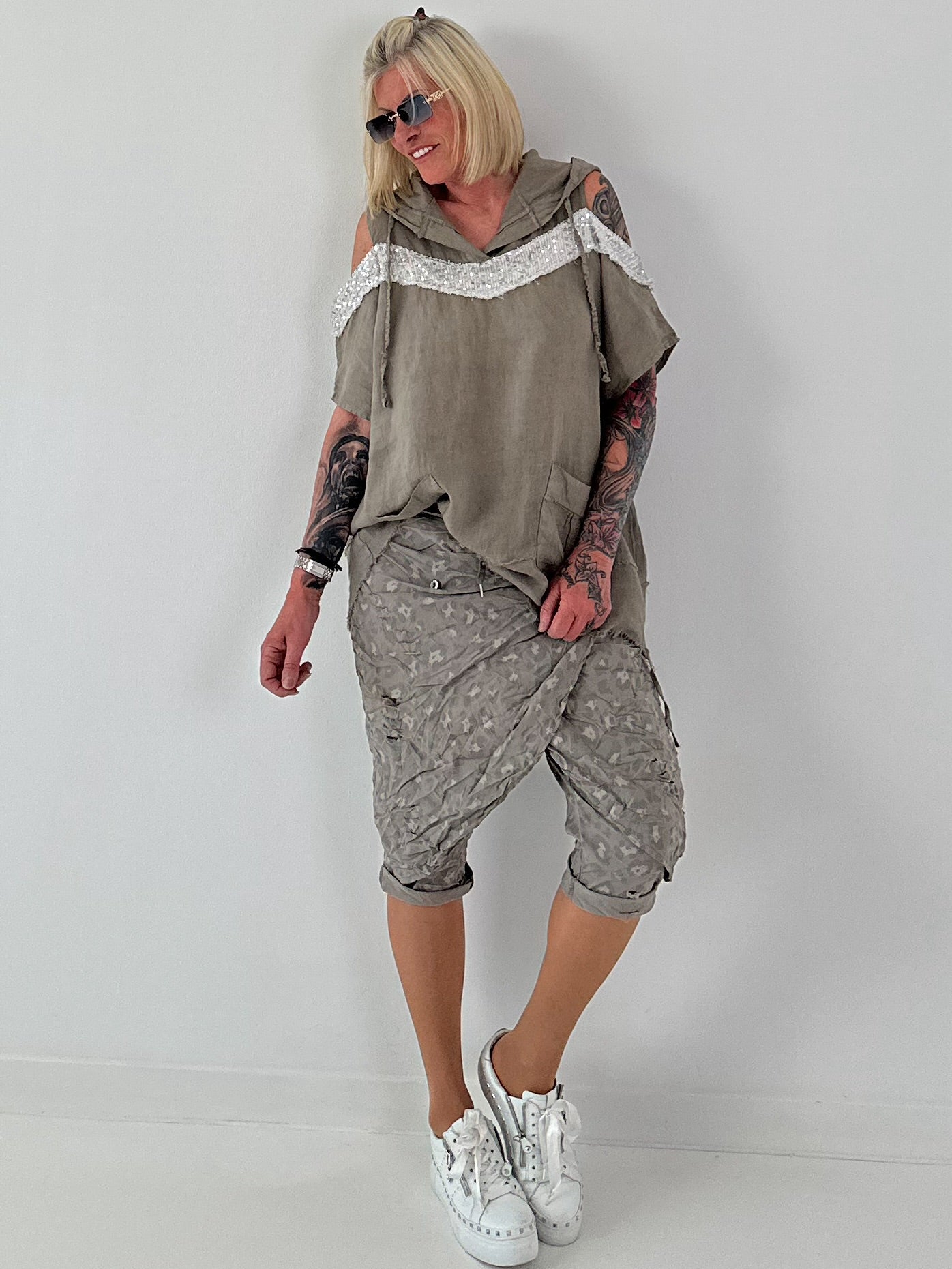 Leinen Shirt mit Pailletten und Cold Shoulder - taupe