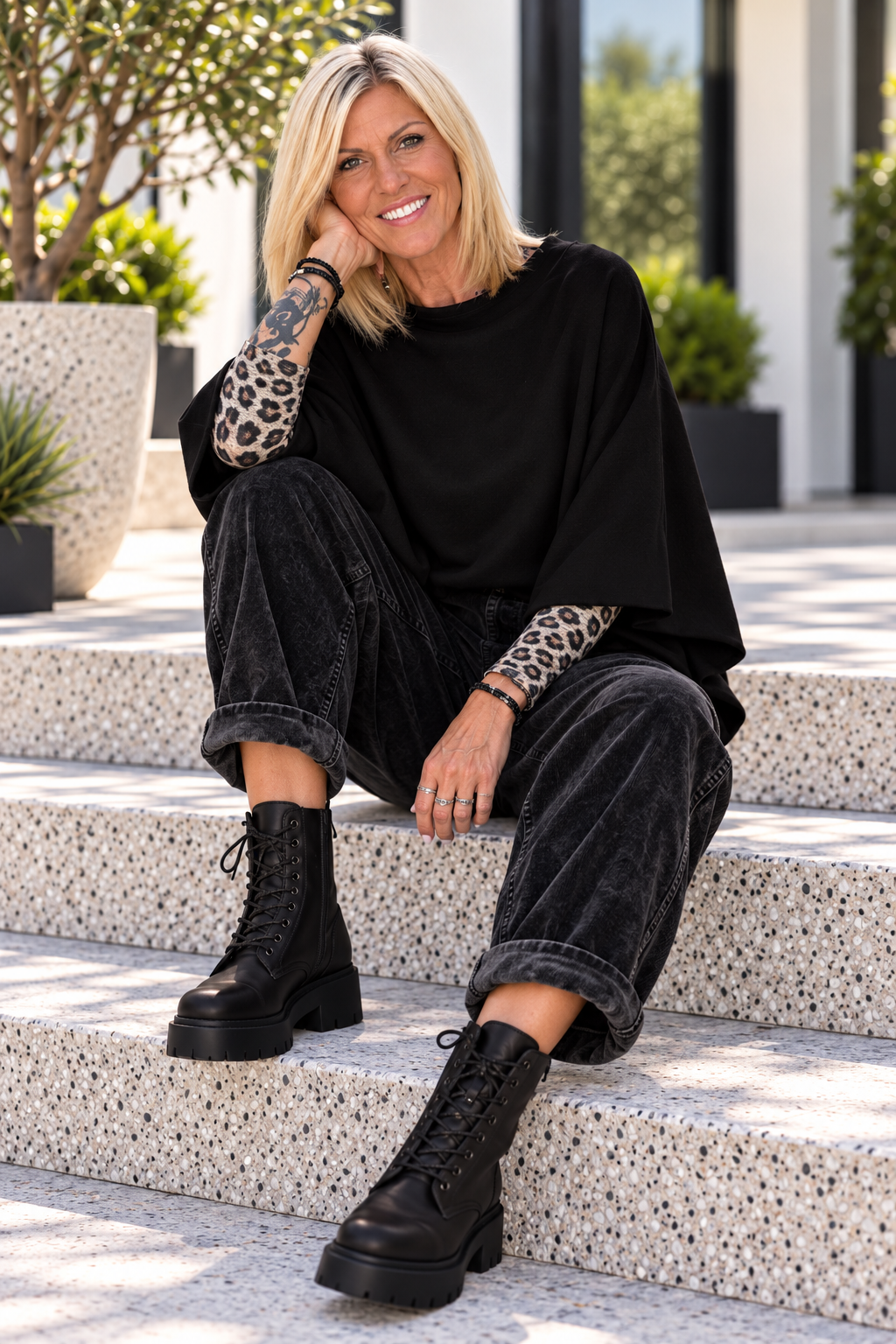 Sweater with turned-up sleeves - black
