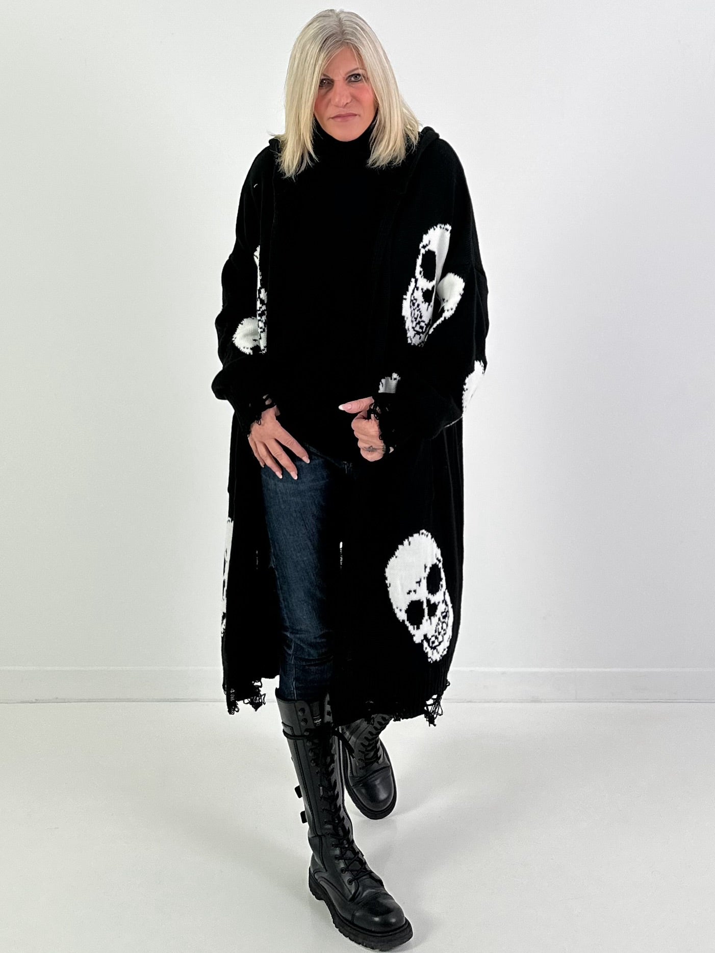 Oversized Strickmantel mit Kapuze Modell "Skull" - schwarz-weiss ( lieferbar ab ca. 13.12.25)
