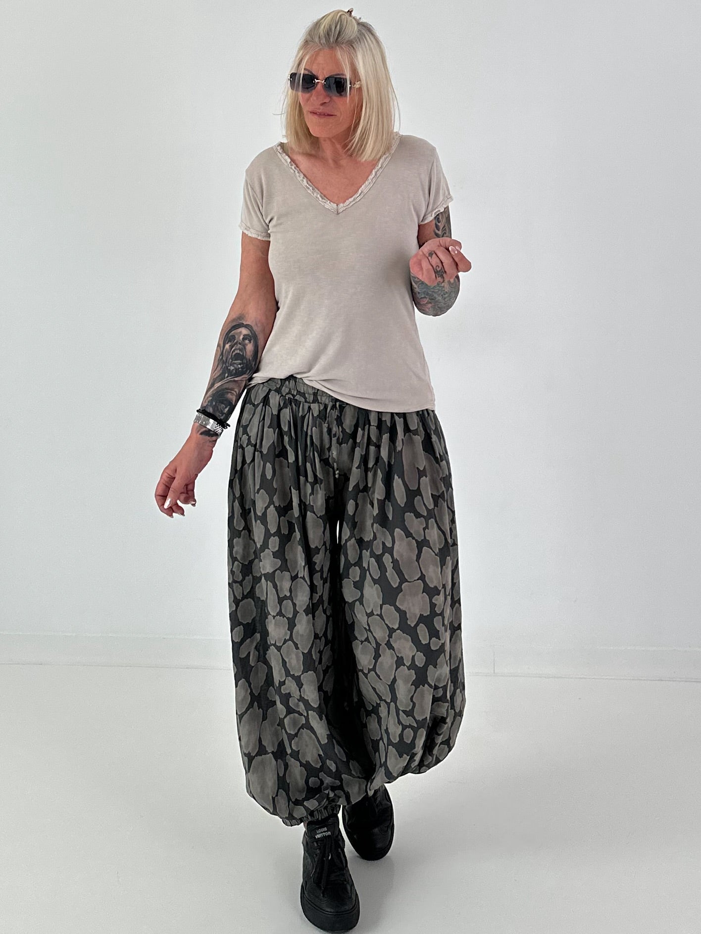 Ripp T-Shirt mit V-Neck -  beige