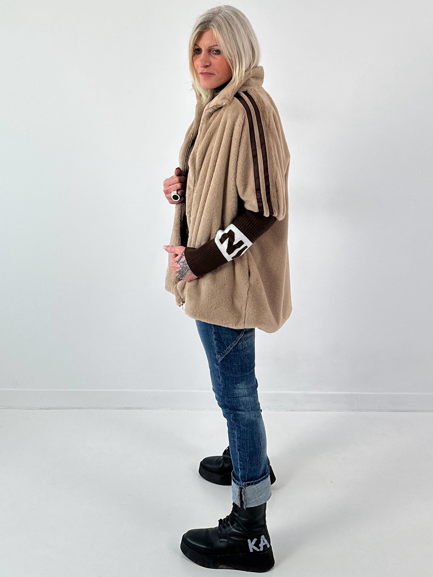 Bontjas met gebreide mouwen, model "Fluffline" - taupe