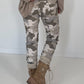 Hose mit elastischem Bund im Camouflage-Look - beige-mehrfarbig