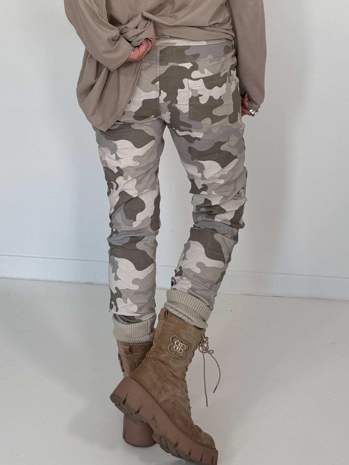 Hose mit elastischem Bund im Camouflage-Look - beige-mehrfarbig