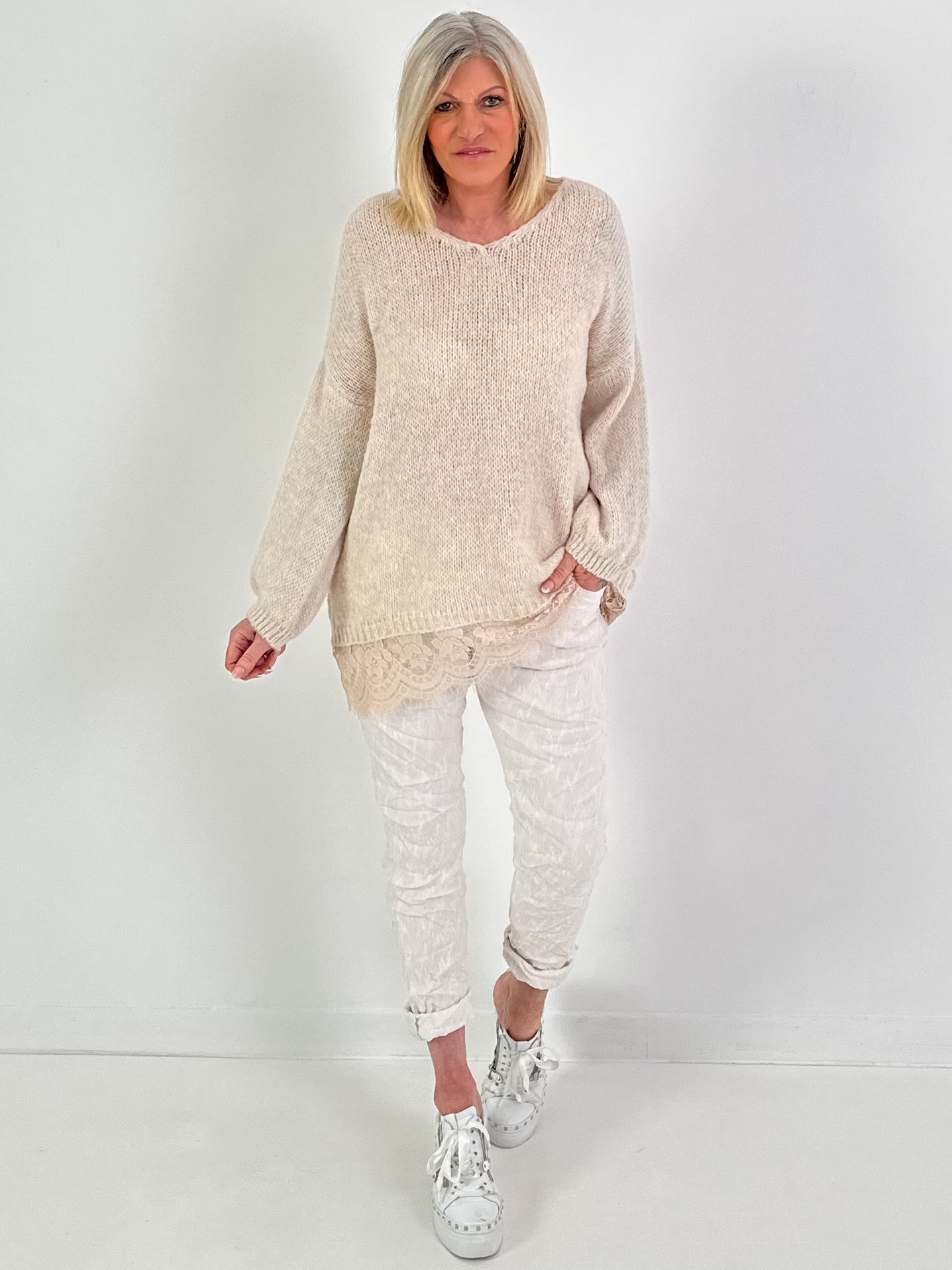 Pullover mit Spitzenrüsche - beige