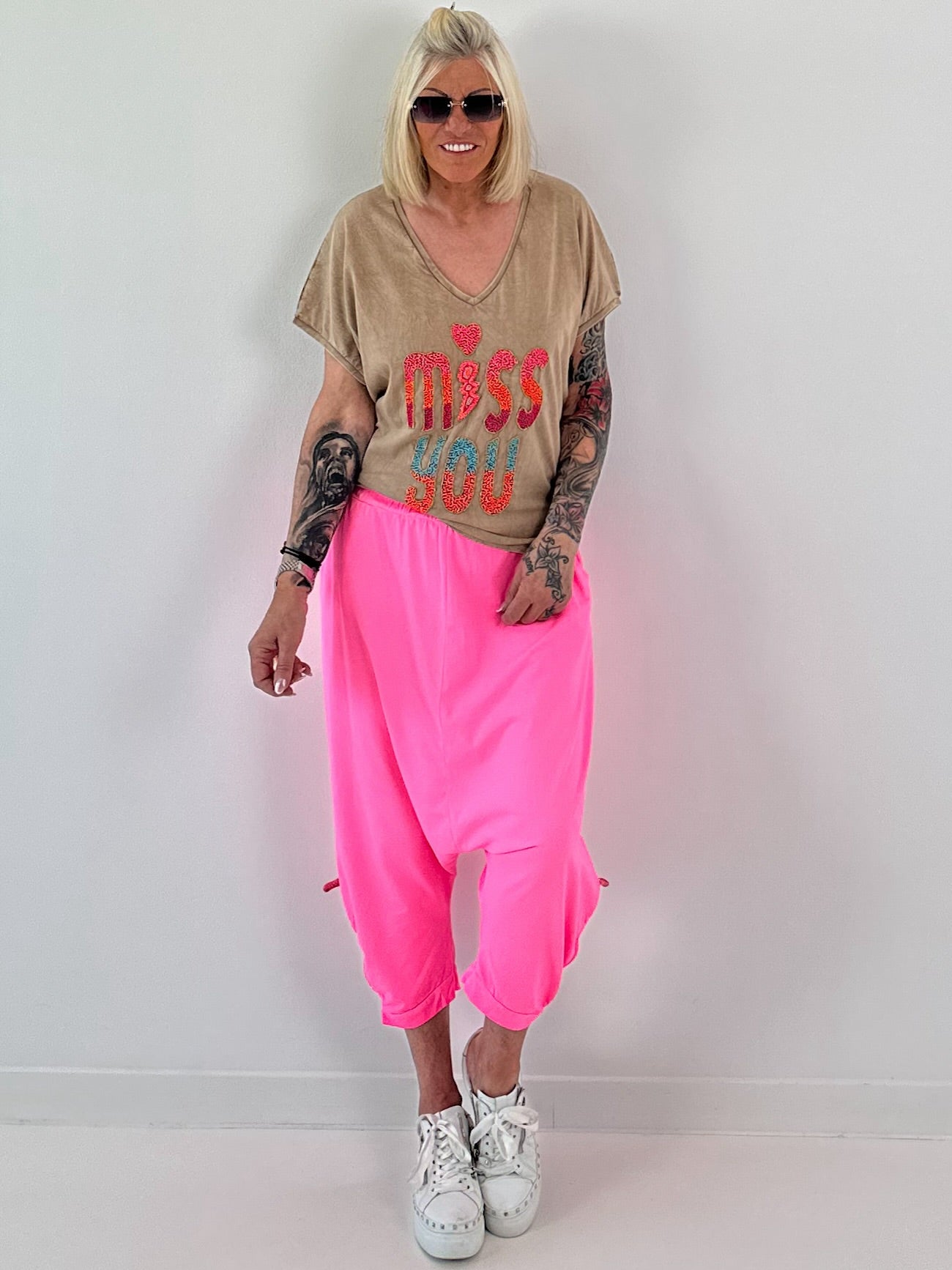 T-shirt met geborduurde pareltekst - camel