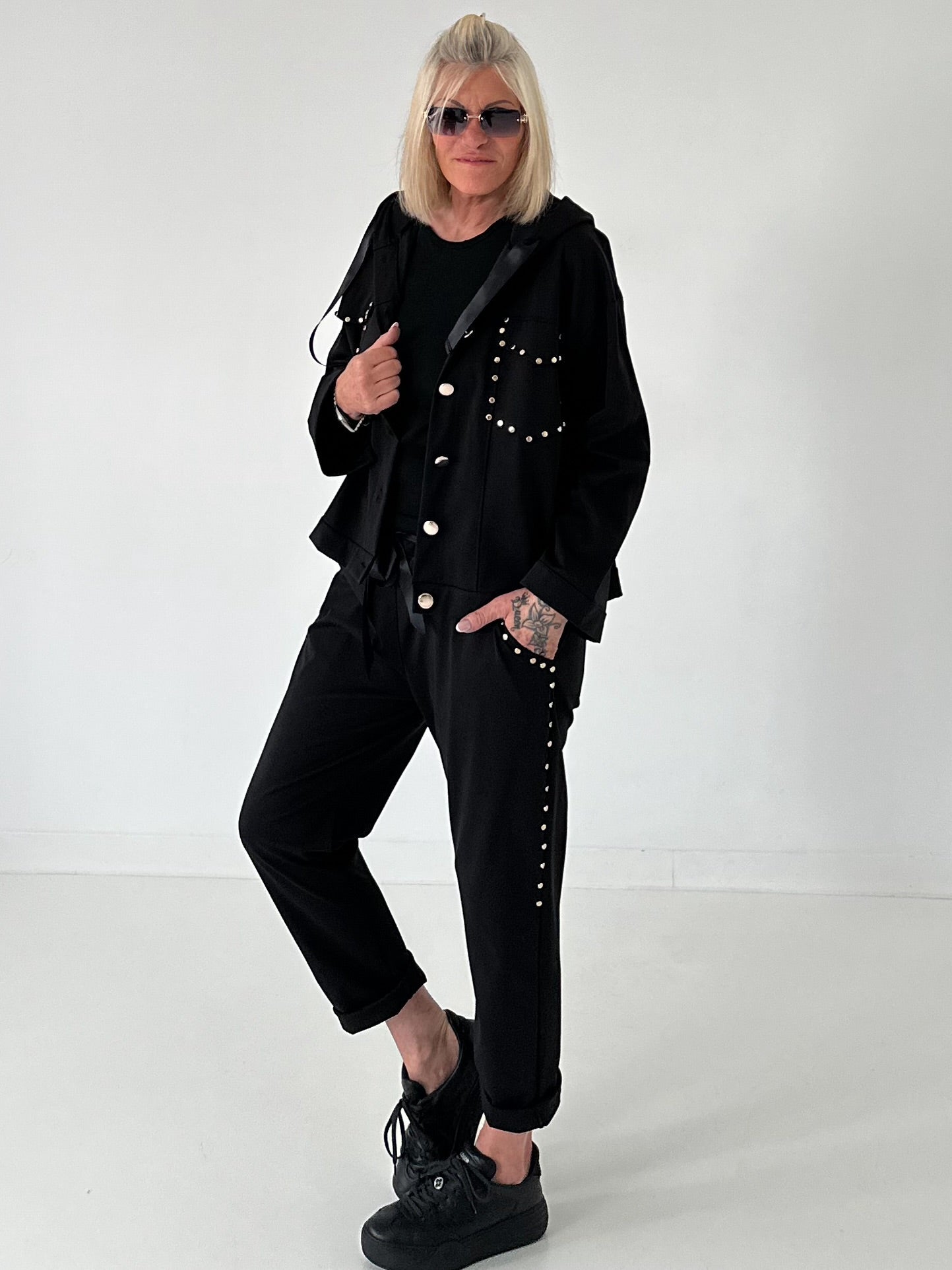 Jacke mit goldenen Nieten-Details - schwarz