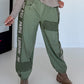 Hose mit City-Statement-Print - khaki