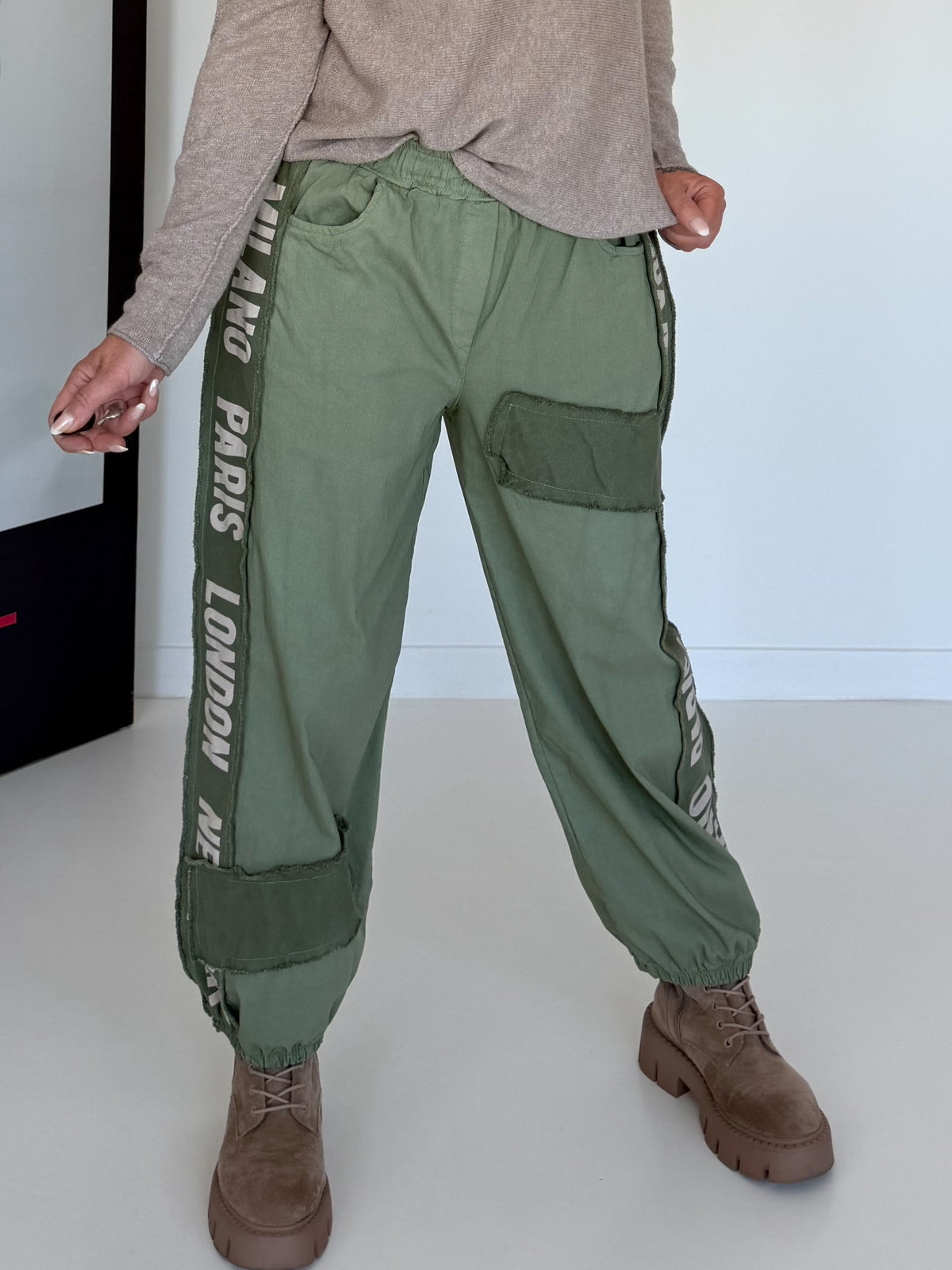 Hose mit City-Statement-Print - khaki