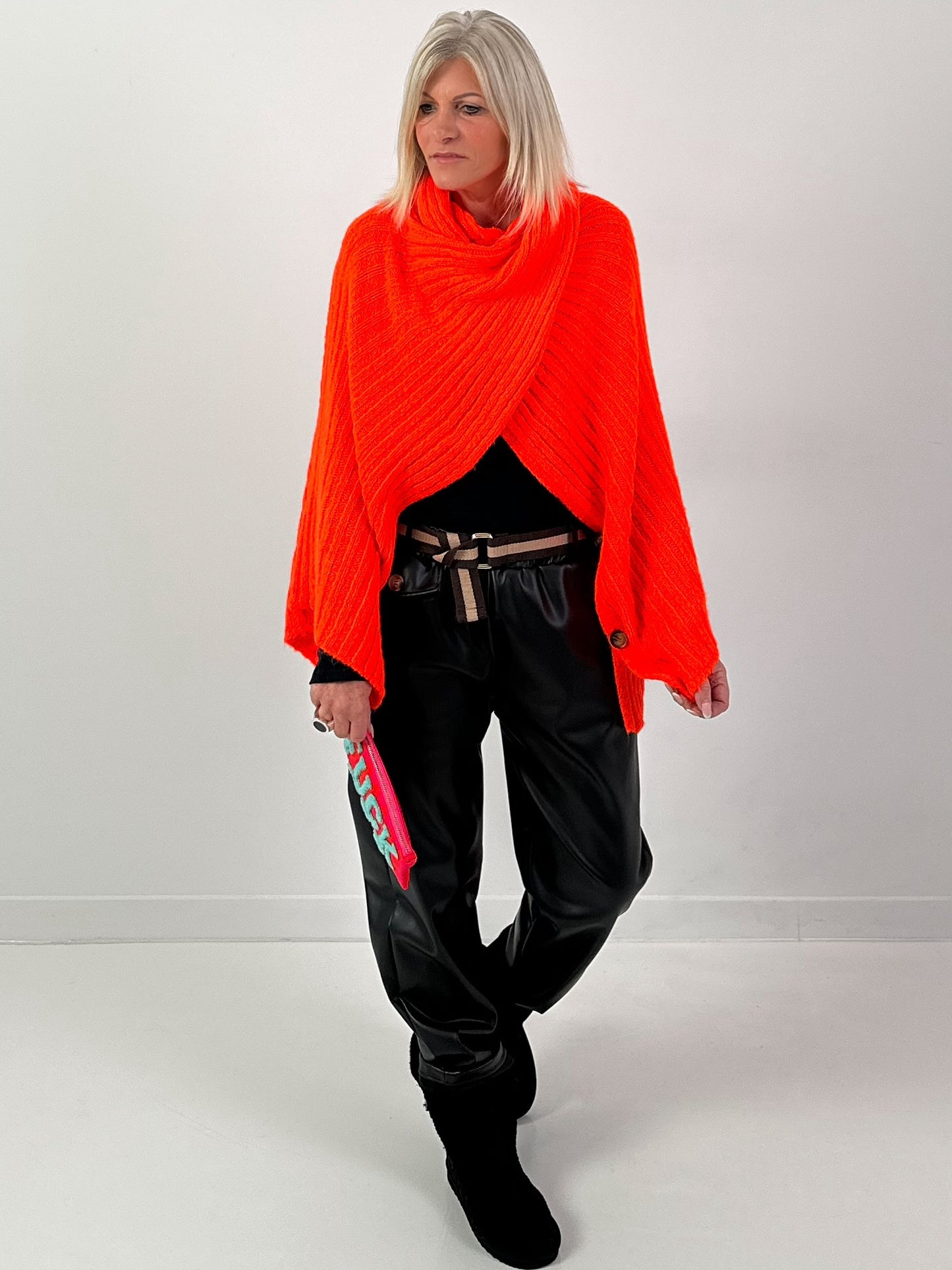 Poncho Pullover Model "Soul Warmer" - orange