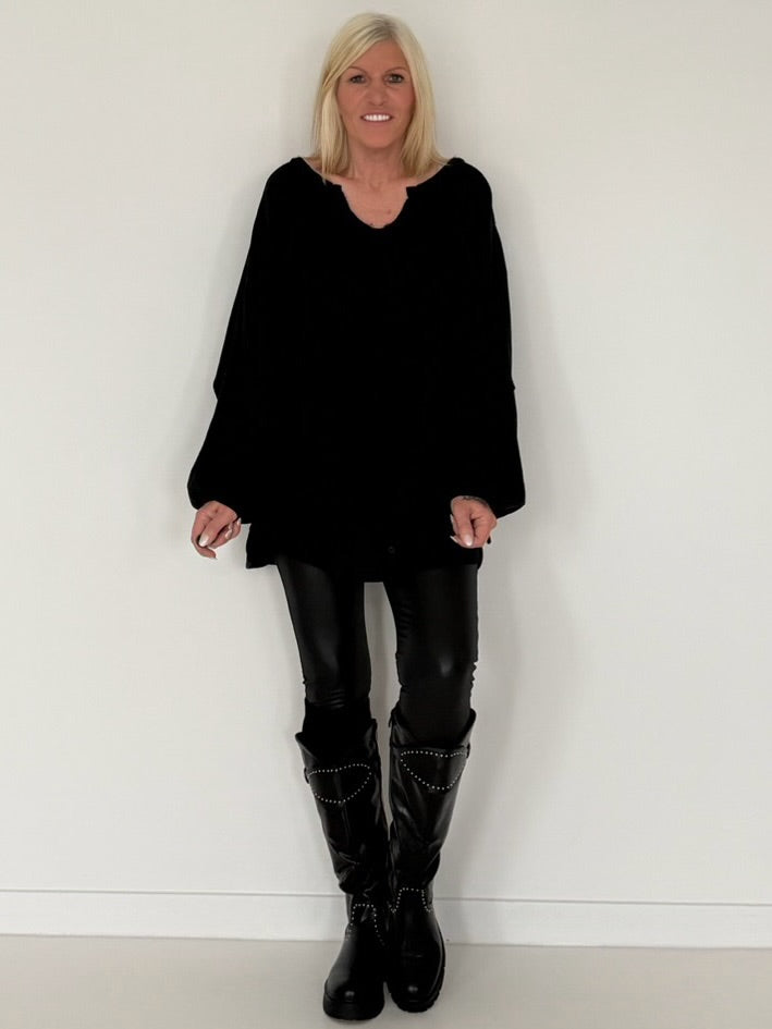 Oversized Sweater mit V-Neck und Inside-Out-Nähten - schwarz ( lieferbar ab ca. 16.10.26)