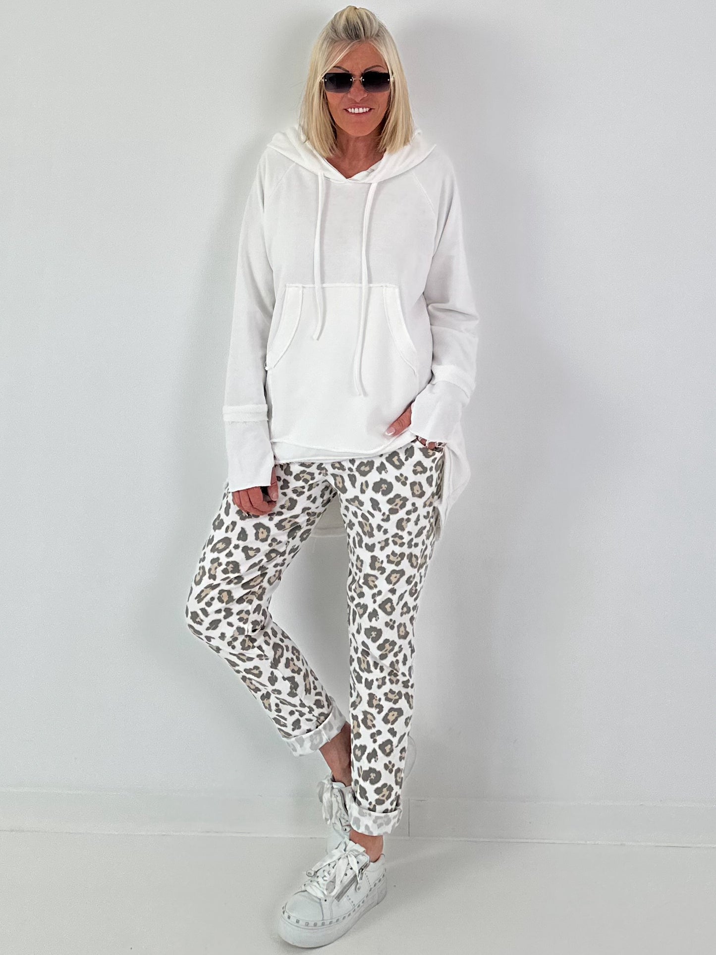 Casual long hoodie with thumbhole - white