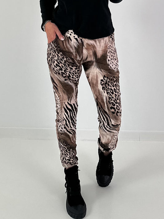 Hose in Wildleder-Optik mit Animal Print - mehrfarbig