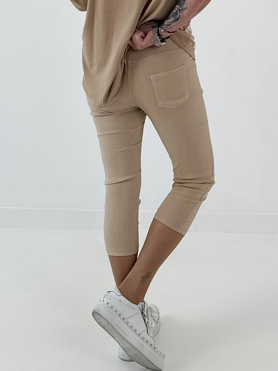 Capri Hose mit Leo Strass - sand