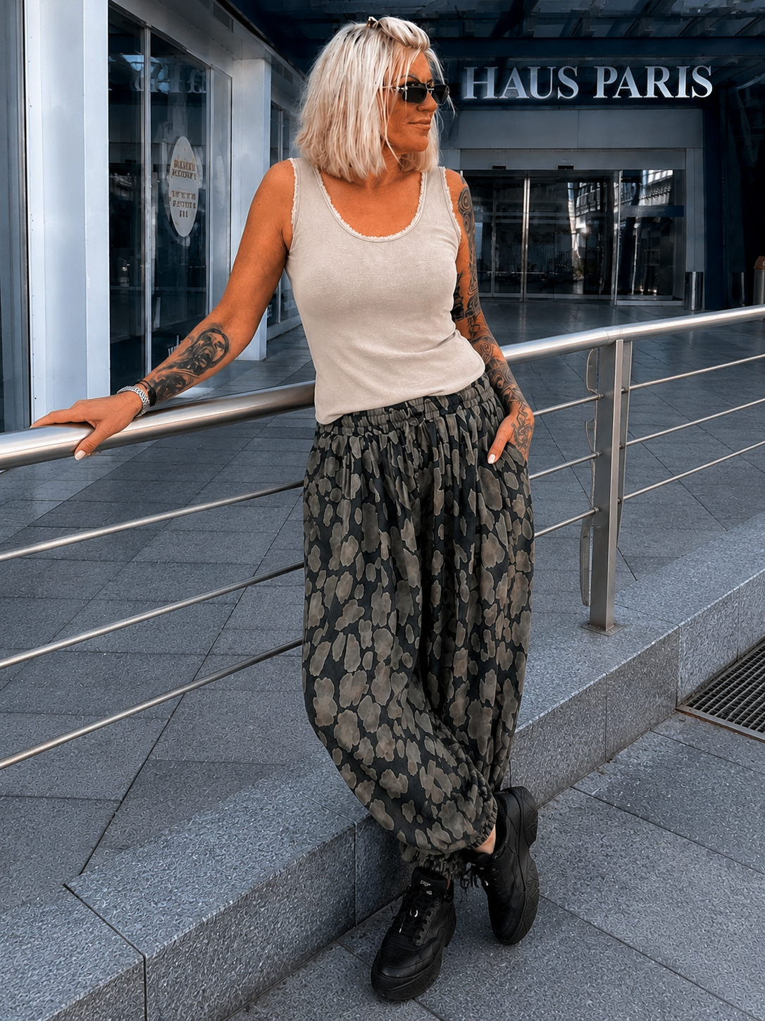Ribbed top with frayed edges - beige