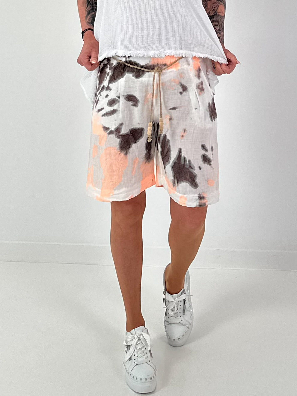 Leinen Short mit Batik Muster - weiss-neonorange-dunkelbraun