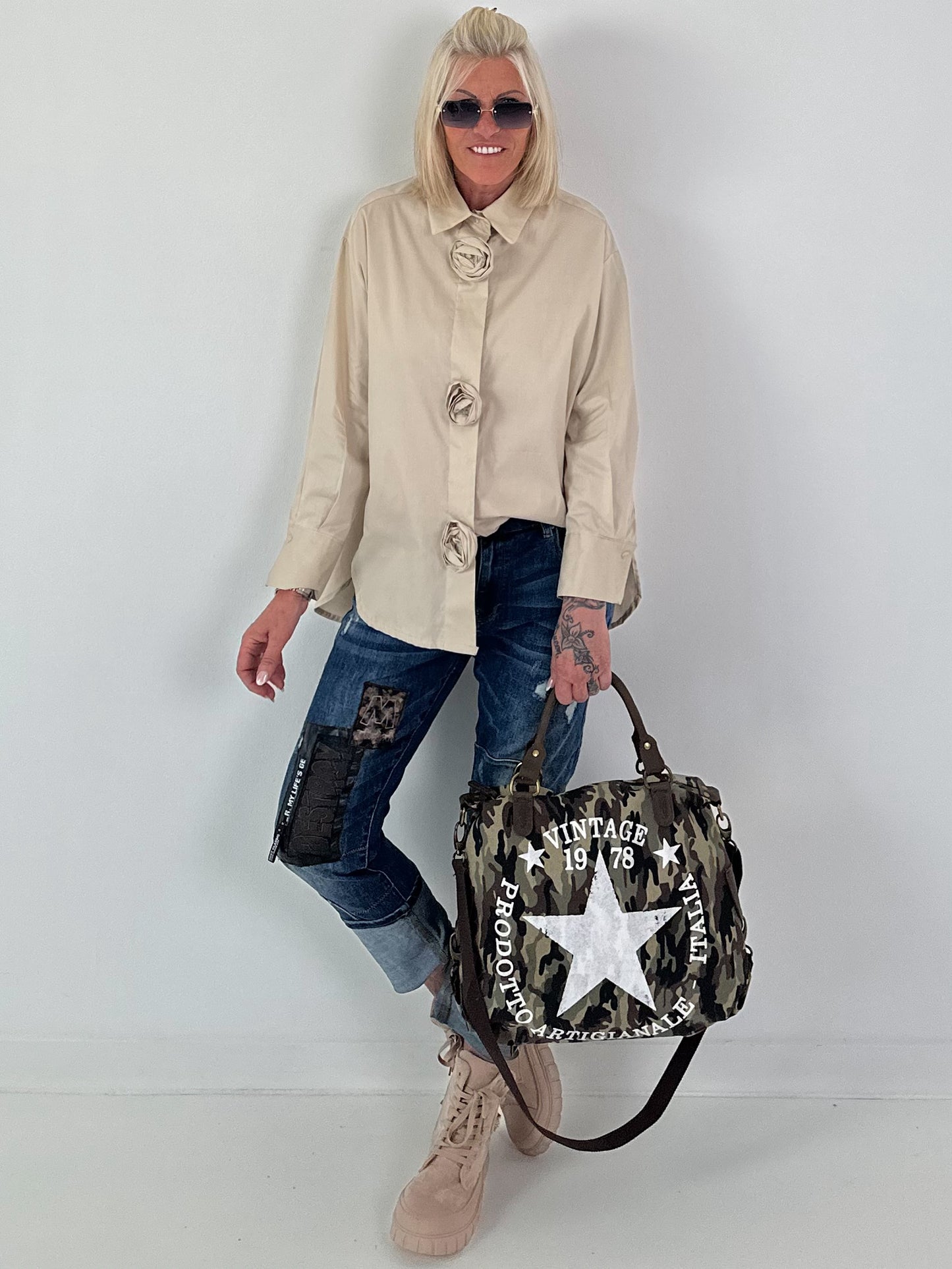 Bluse mit 3D-Blüten - beige