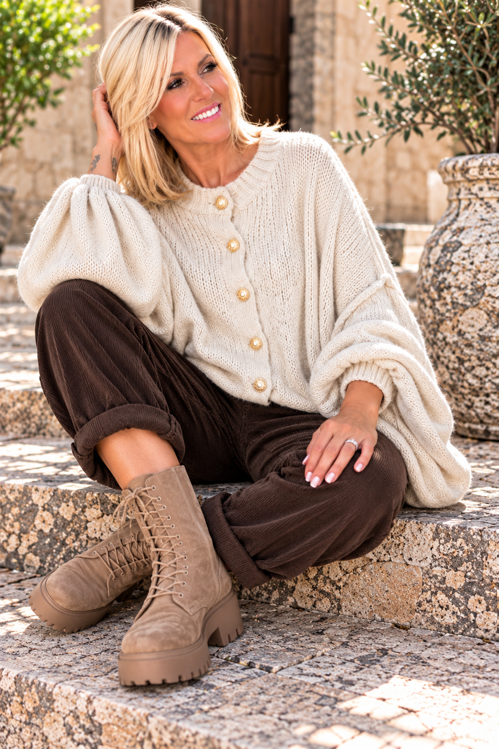 Kuschelige Oversized Strickjacke mit Außennähten - beige