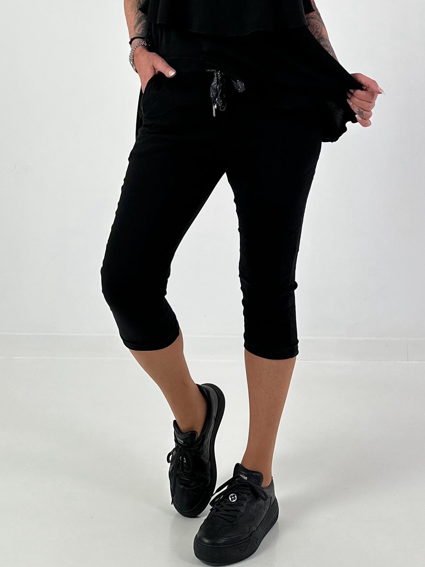 Capri Pants with Tie Waist - black