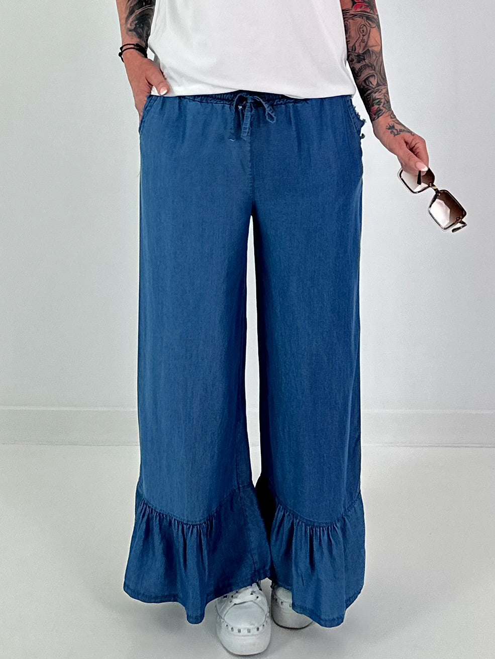 Dark blue jeans with flounced hem