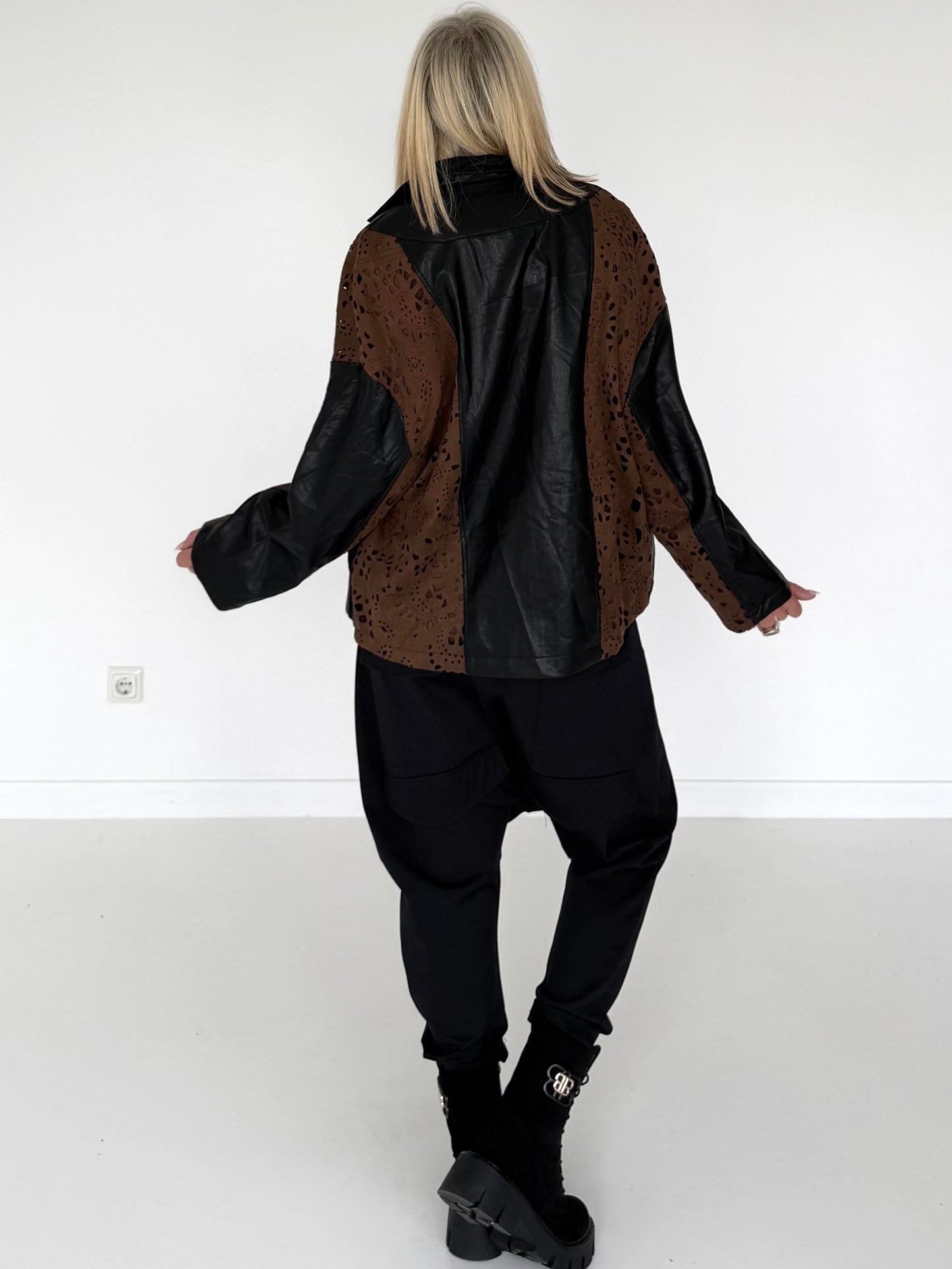 Jacke in Lederoptik mit Cut-Out Muster - schwarz-camel