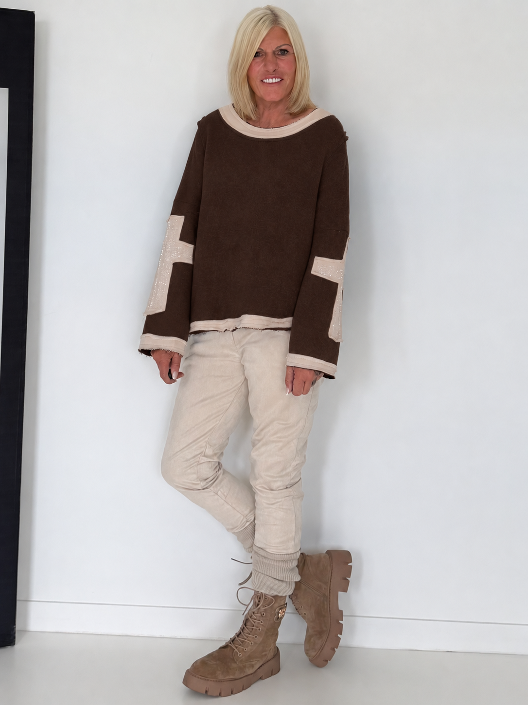Oversized Sweater mit Strasskreuz - mokka-beige
