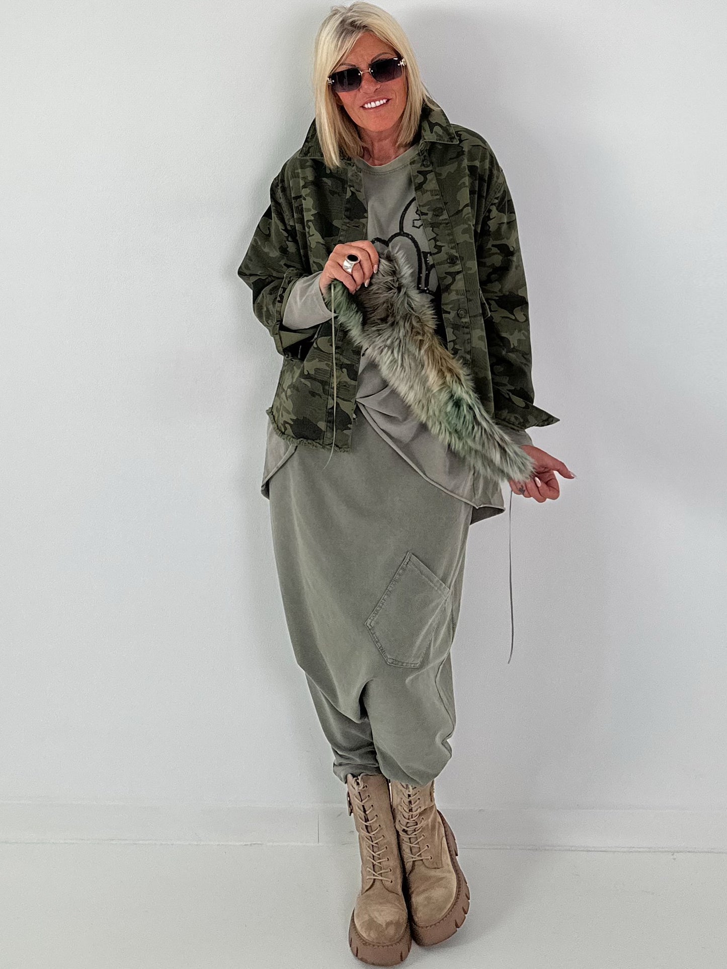 Stylische Jacke mit Fellkragen und großem Rückenpatch - camouflage