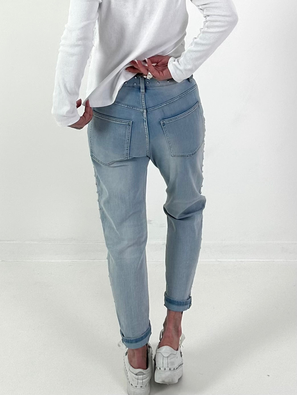 Boyfriend Jeans mit silbernen Nieten - light-denim