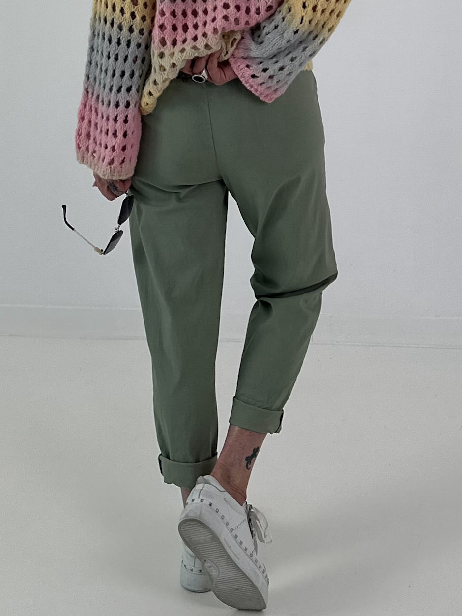 Hose mit elastischem Bund und Knopfdetails - khaki