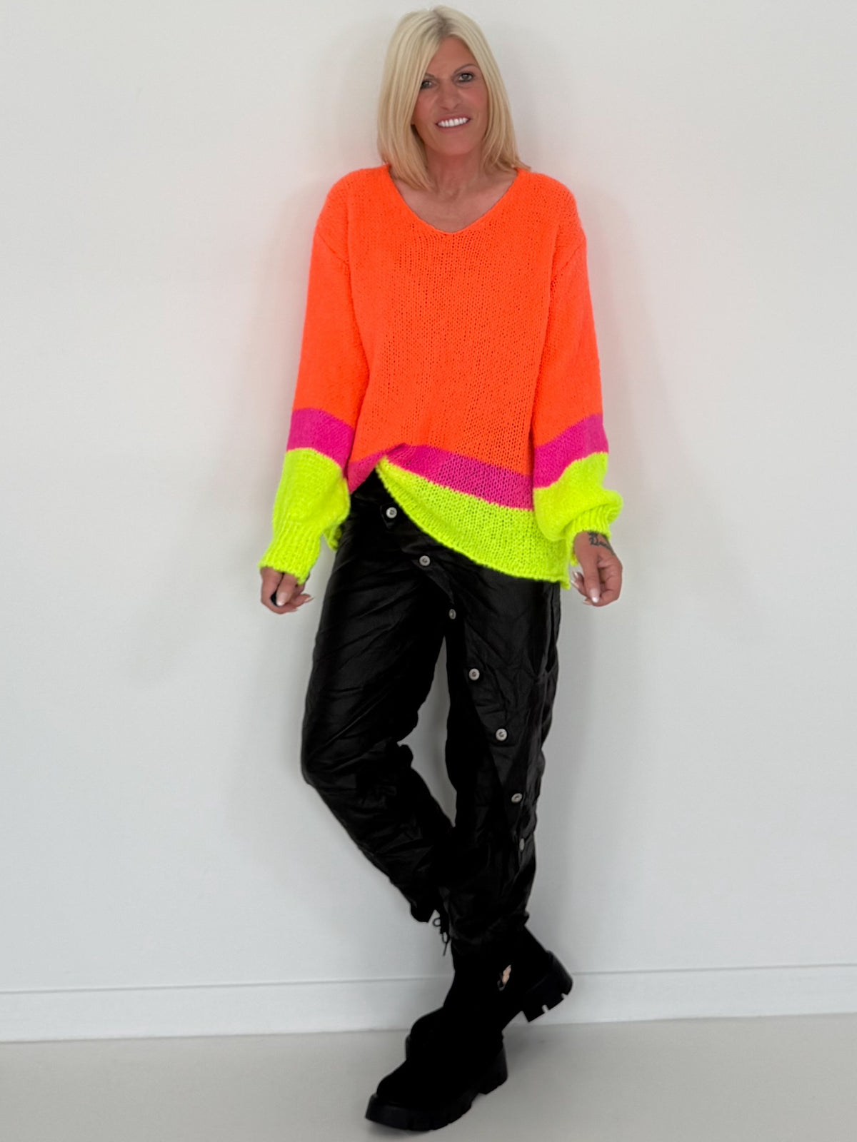 Pullover mit V-Ausschnitt - neonorange-mehrfarbig