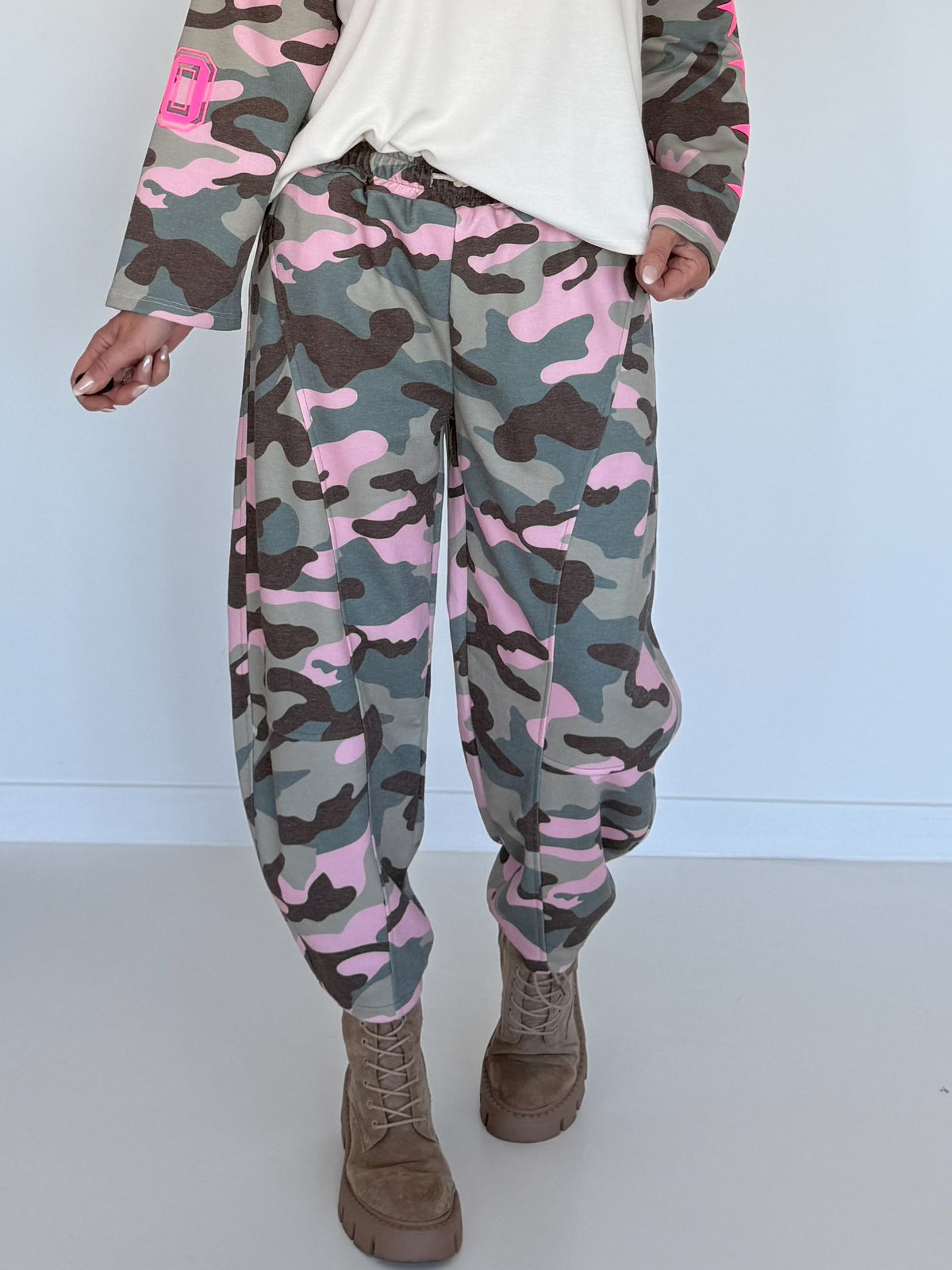 Sweatpants with camouflage print - olive multi-colored