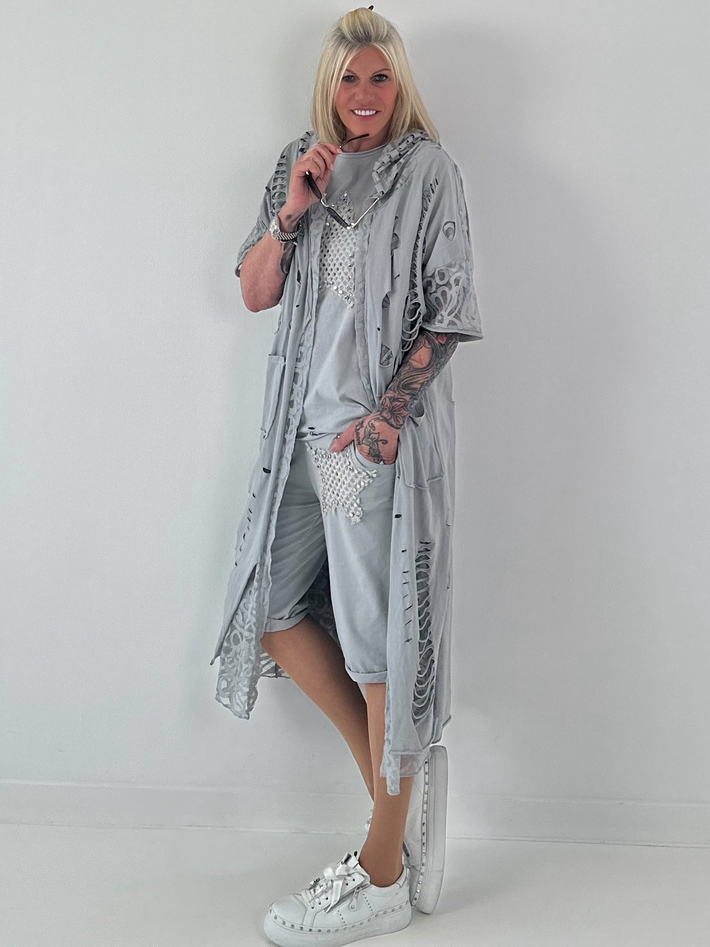 Sweatshirt Mantel mit floralem Netzeinsatz und Cut outs - hellgrau