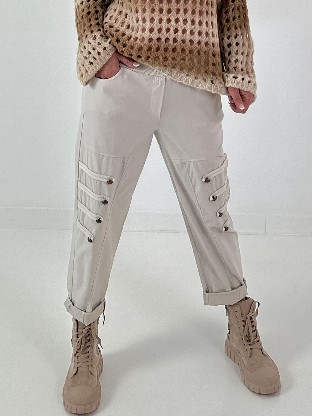 Hose mit elastischem Bund und Knopfdetails - beige