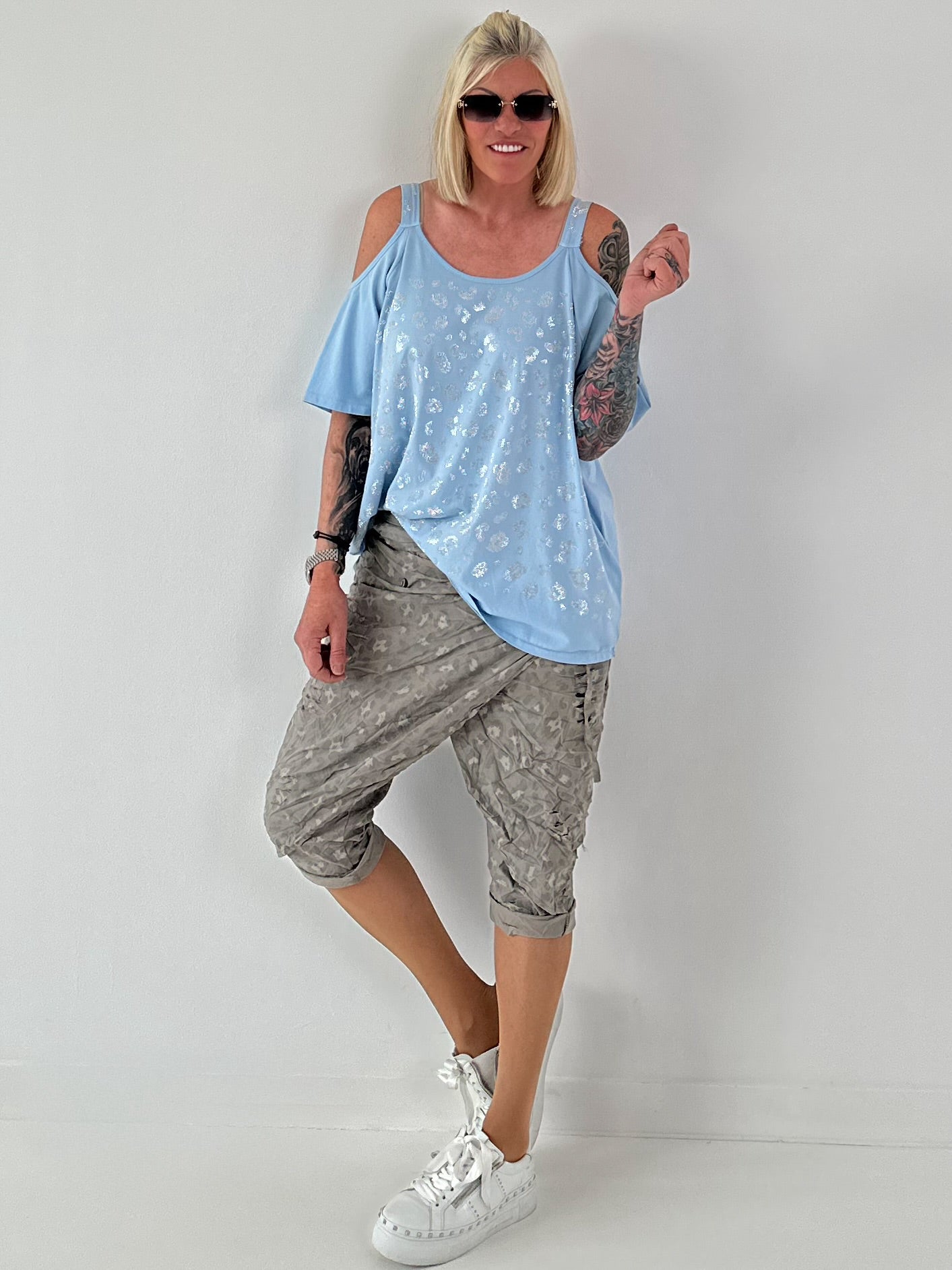 Shirt mit Cold Shoulder und Leo Strass - hellblau