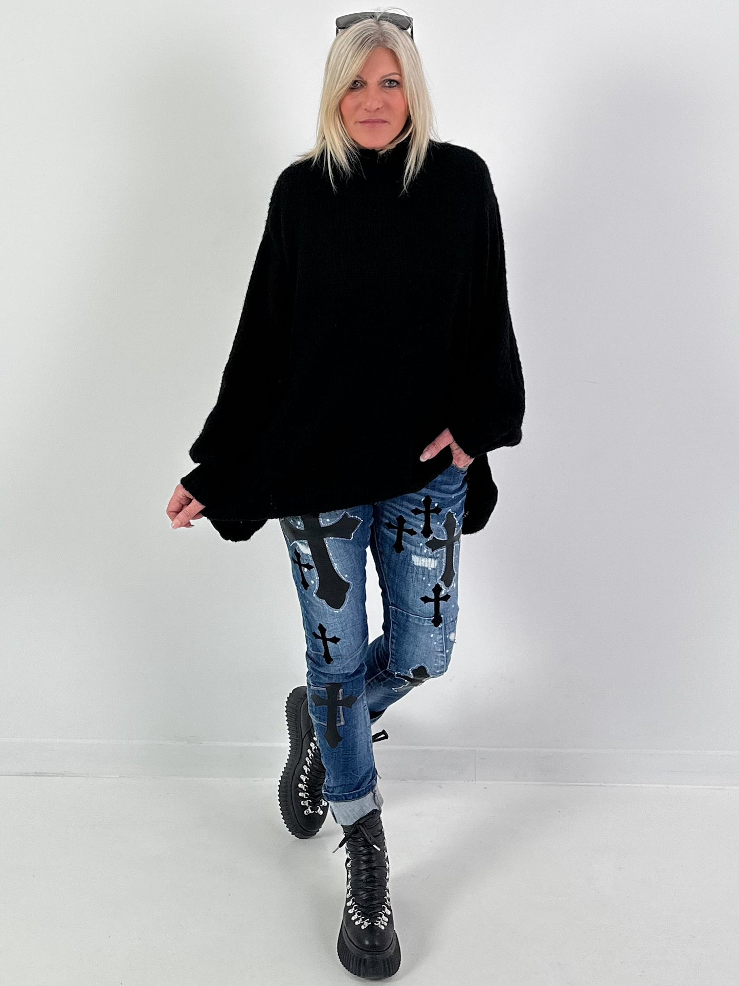 Oversized sweater model "Snuggle Arctic" - black