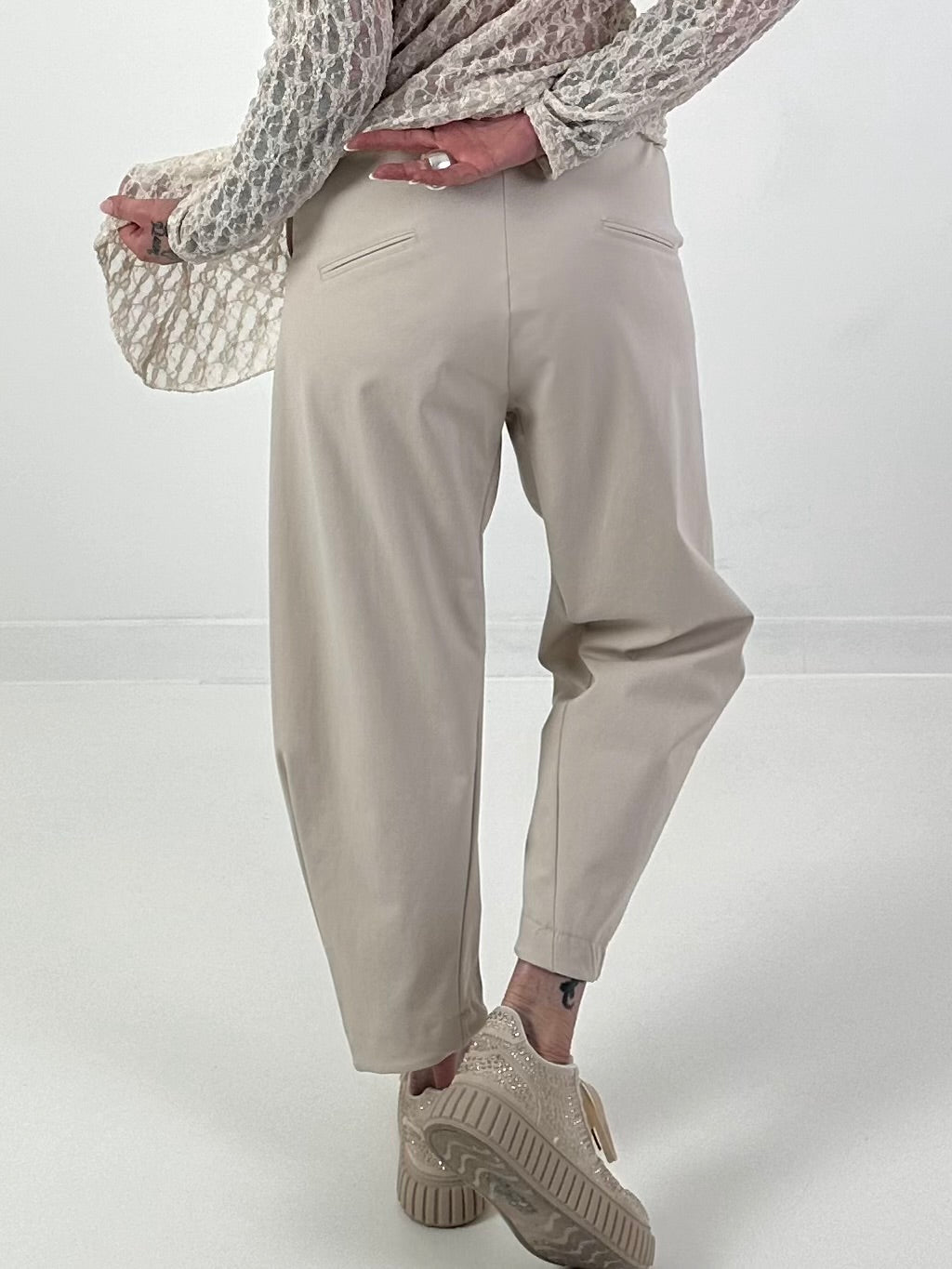 Ballonhose mit asymmetrischer Naht - beige