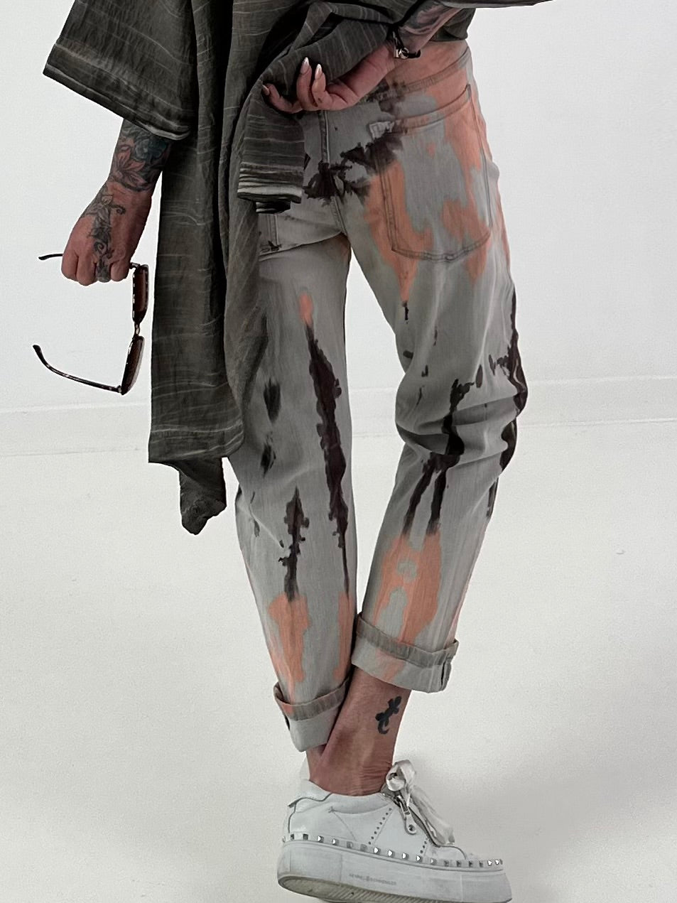 Jeans mit Batikmuster - grau-neonorange-dunkelbraun