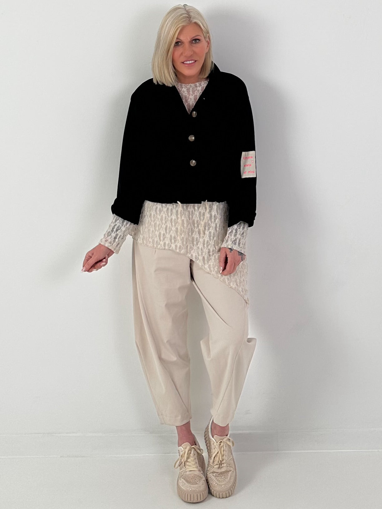 Kurze Jacke mit Knopfleiste und Patch - schwarz