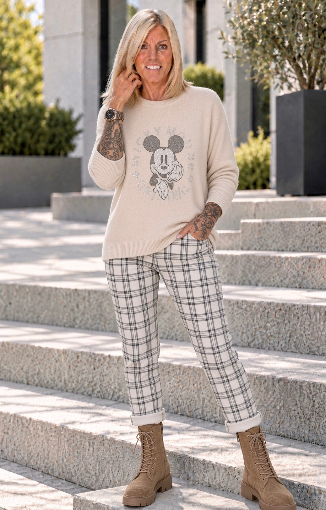 Pullover with rhinestone comic motif - beige