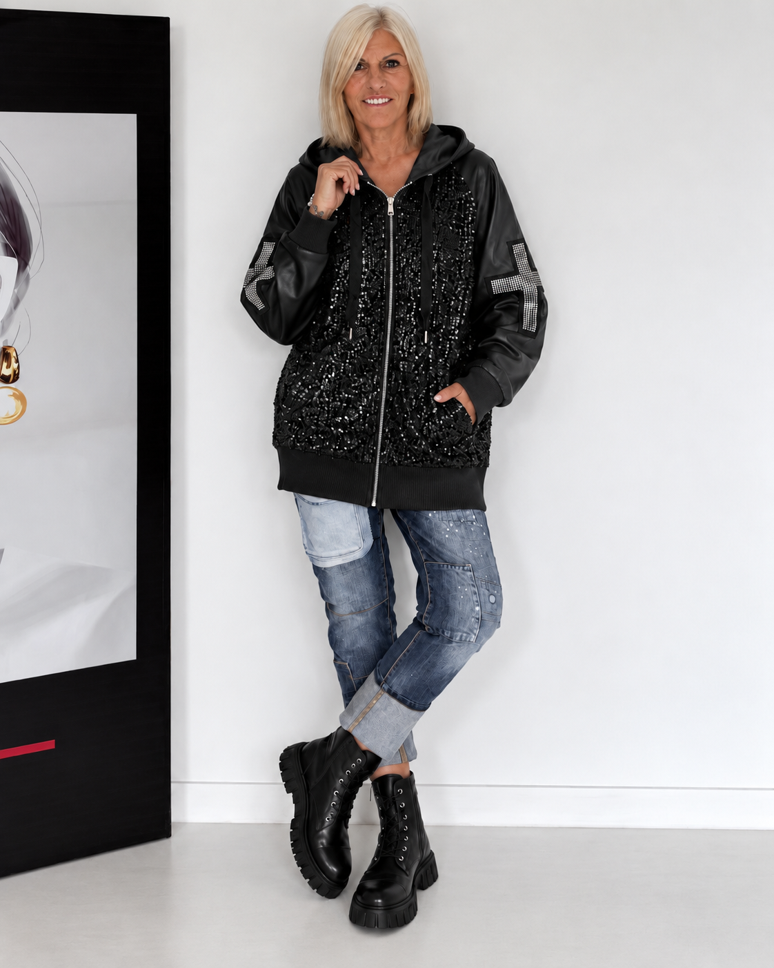 Jacke im Materialmix mit Pailletten und Strasskreuz - schwarz