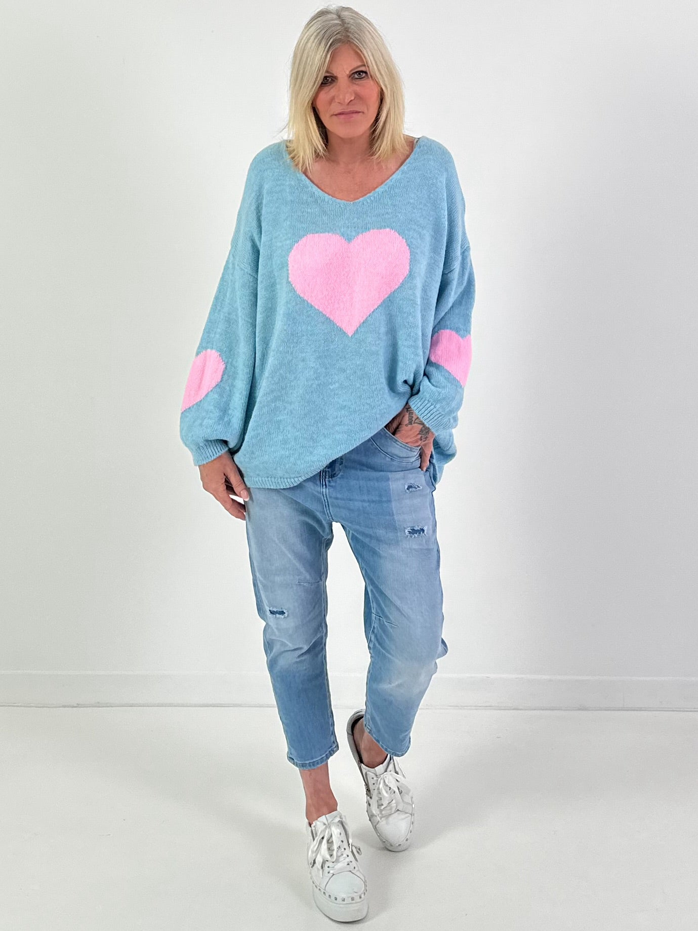 Oversized Pullover Modell "Heart Flair" - hellblau