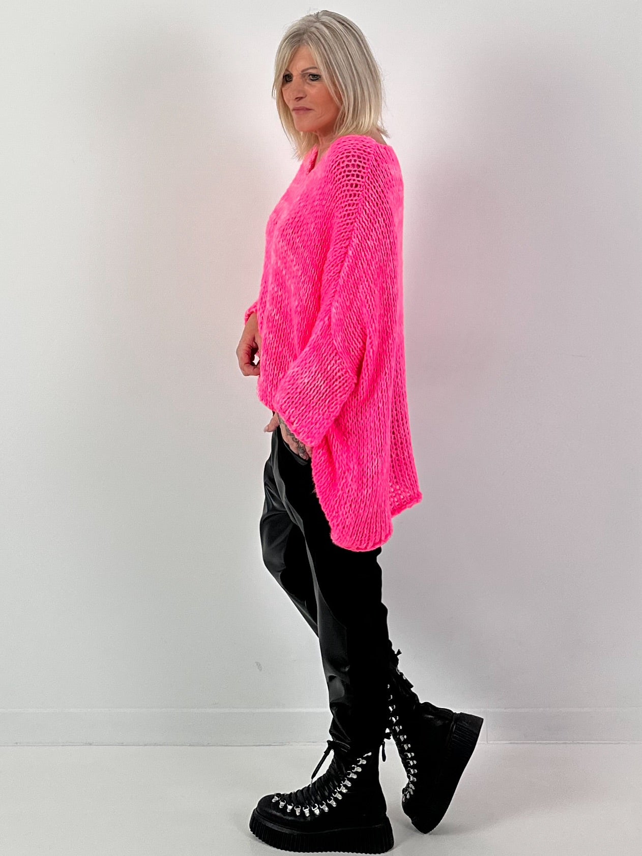 Grof gebreide trui model "Mellow Mix" - neonroze