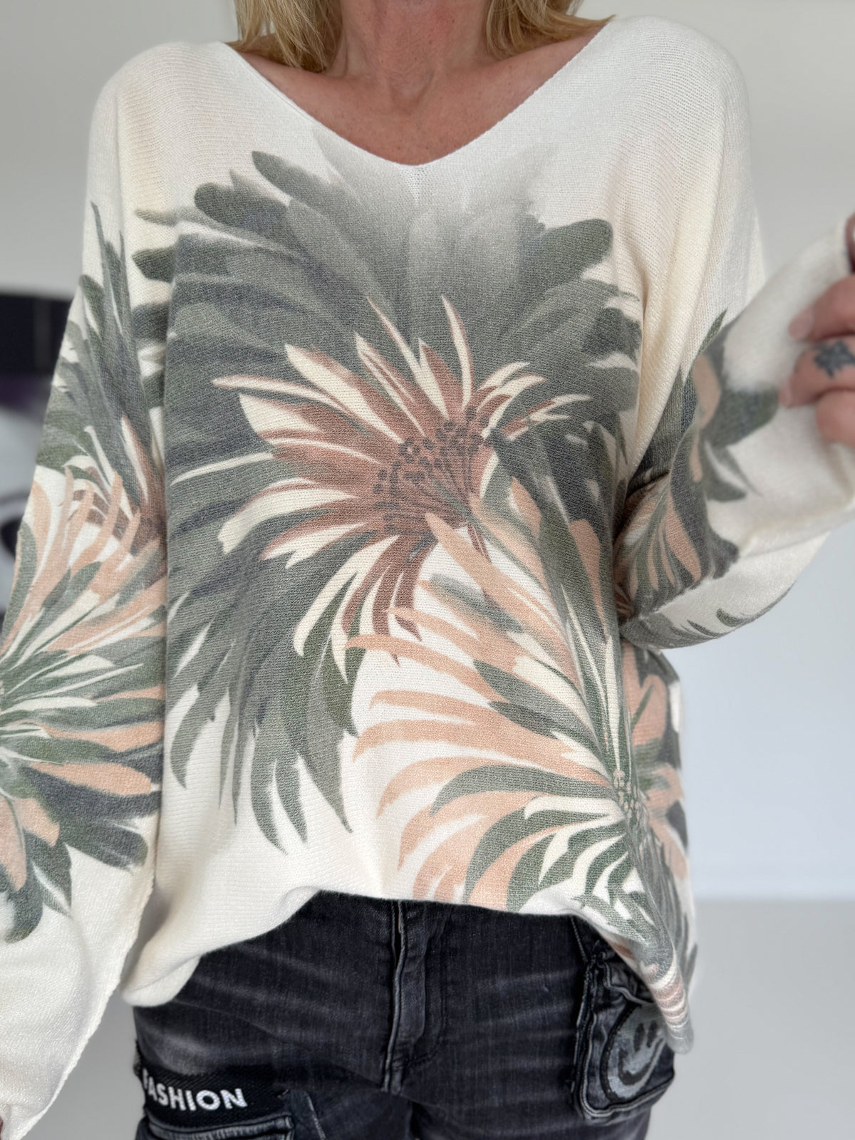 Pullover mit V-Ausschnitt und Botanical-Print - creme-oliv