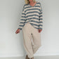Gestreifter Strickpullover mit V-Ausschnitt - grau-beige