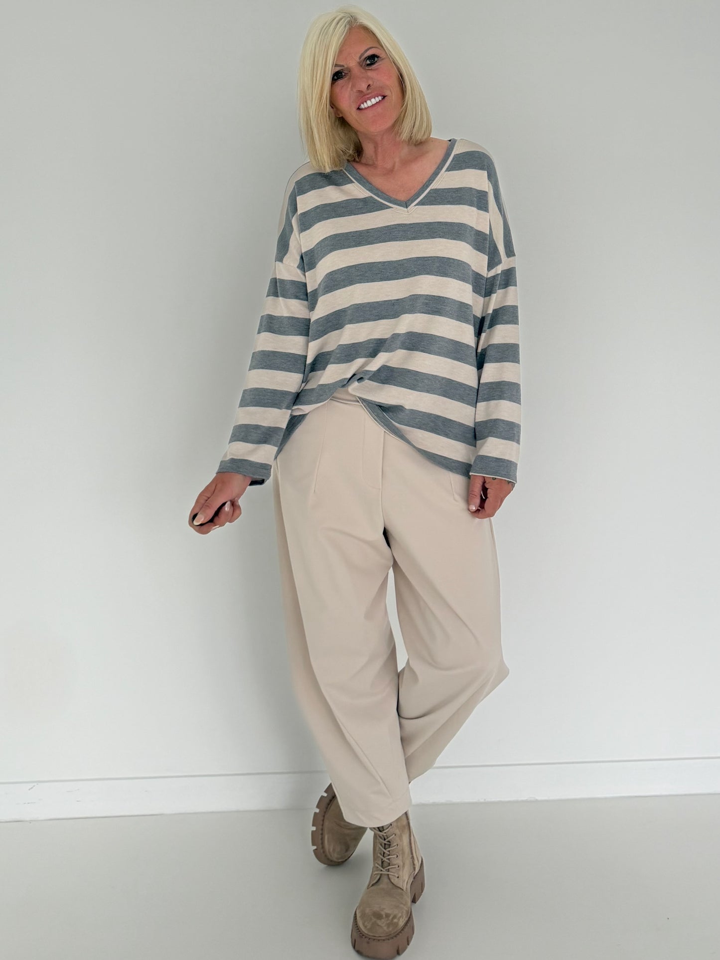 Gestreifter Strickpullover mit V-Ausschnitt - grau-beige