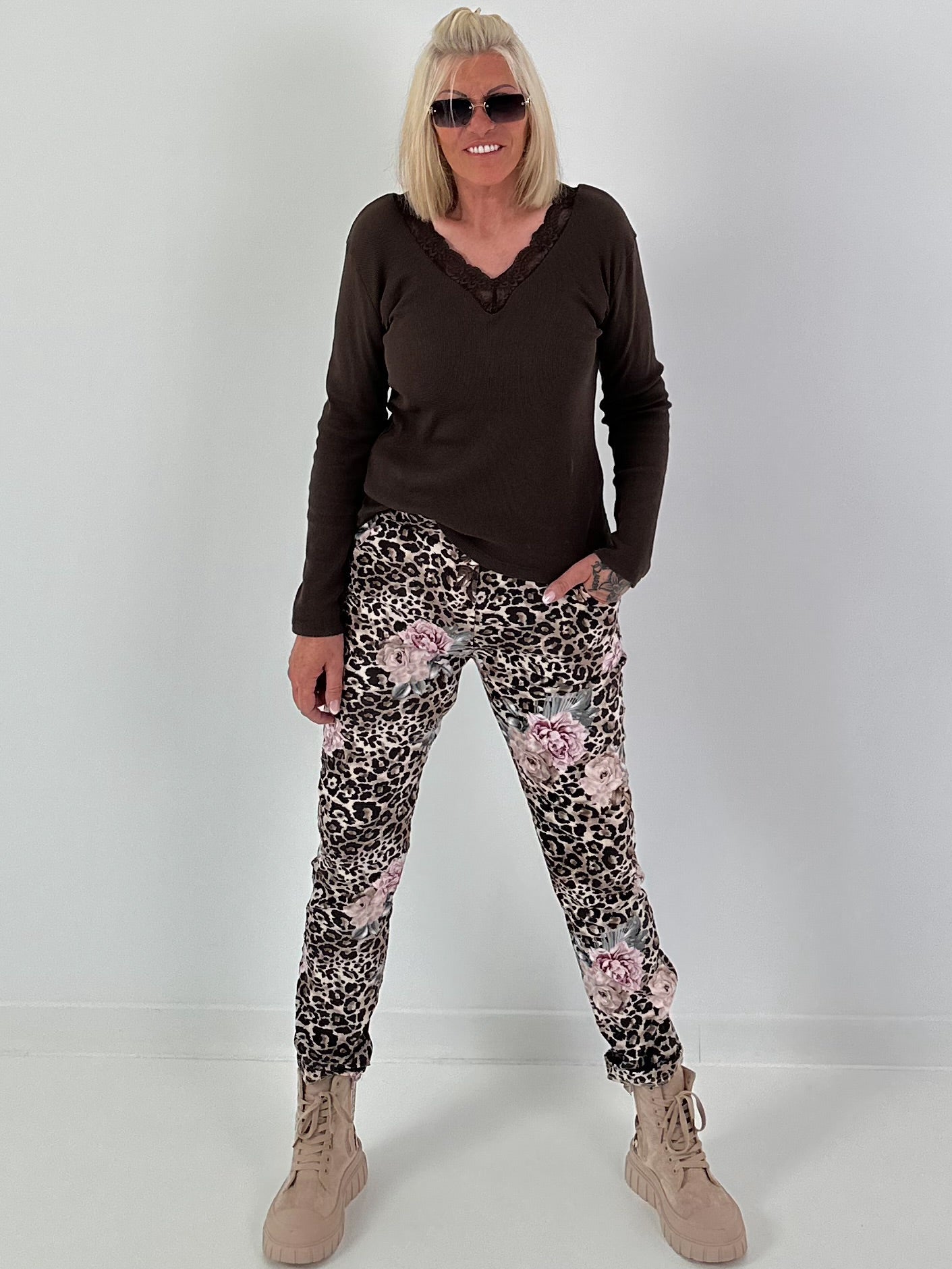 Ripp Shirt mit V-Neck und Spitzendetails - mokka