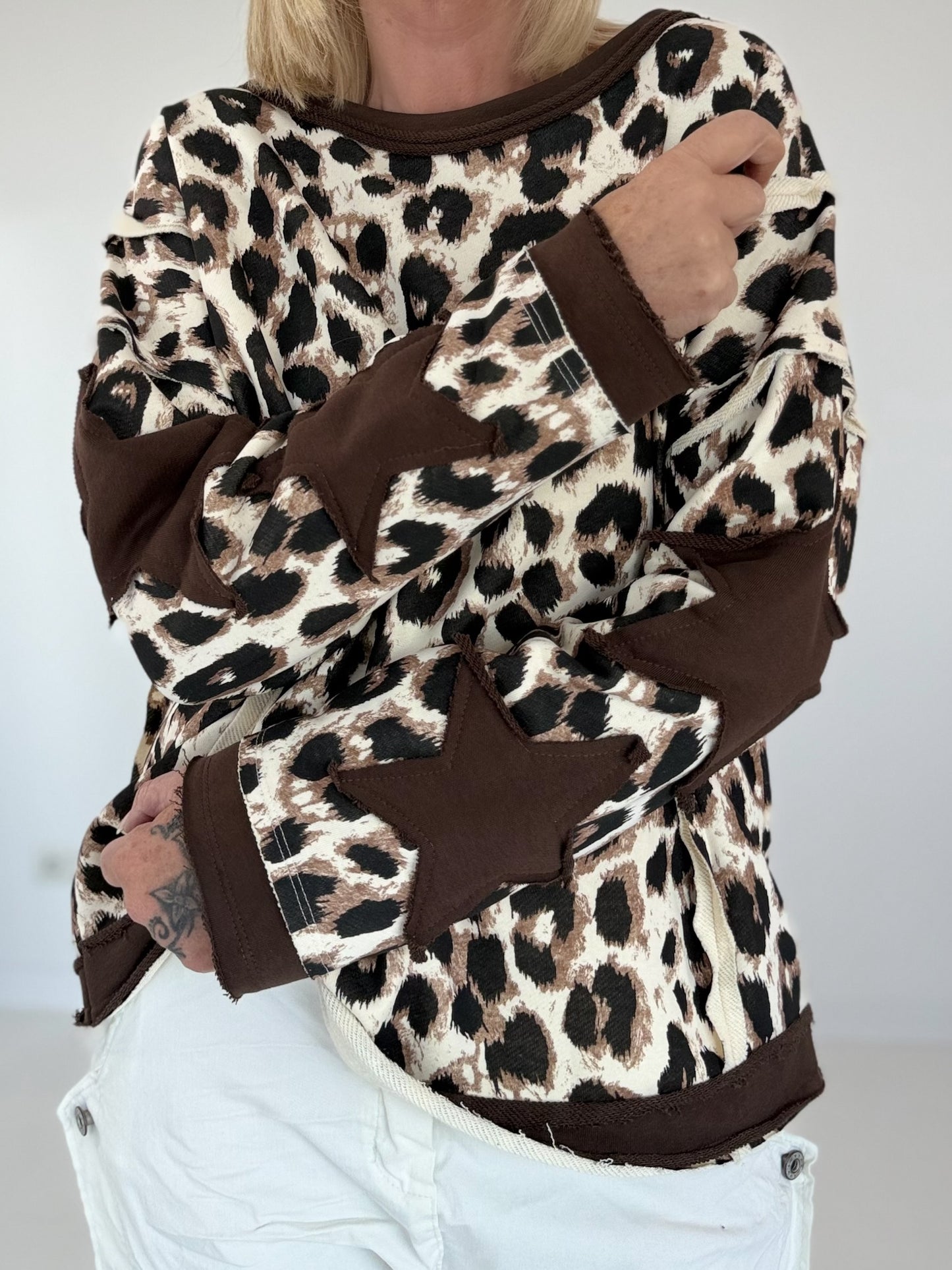 Sweatshirt mit All Over Leo-Print und trendigen Sternelementen - beige