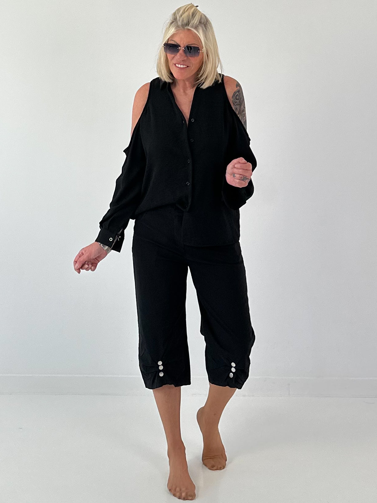 Bluse mit mit cold shoulder Detail - schwarz